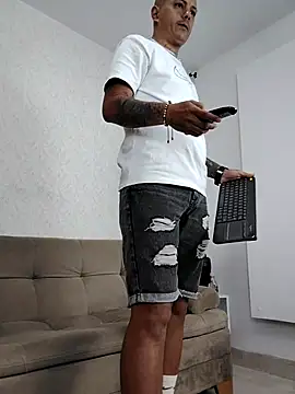 MaximoHall86 online show from 10-08-25, 12:36