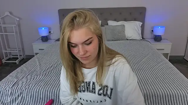 AlinaLiii online show from 04-28-26, 07:52
