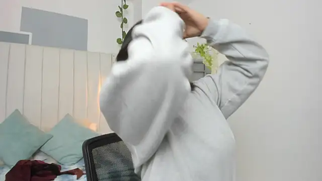 Snapshot of mayukim chatting on 11-17-25, 11:05 mayukim online show from 11-17-25, 11:05