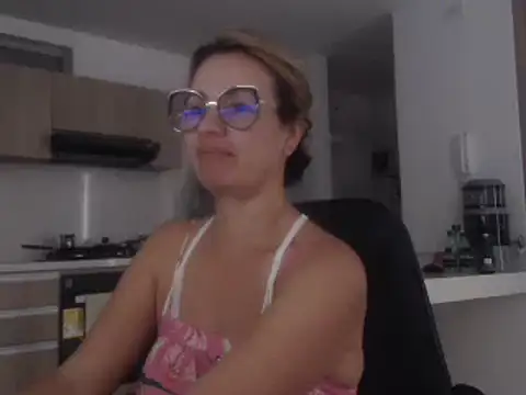 Snapshot of LovePaula chatting on 12-15-24, 08:47 LovePaula online show from 12-15-24, 08:47