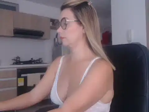 Snapshot of LovePaula chatting on 02-02-25, 10:49 LovePaula online show from 02-02-25, 10:49