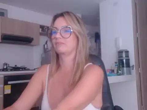 Snapshot of LovePaula chatting on 02-09-25, 02:06 LovePaula online show from 02-09-25, 02:06