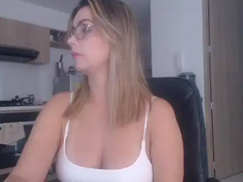 Snapshot of LovePaula chatting on 02-16-25, 09:38 LovePaula online show from 02-16-25, 09:38