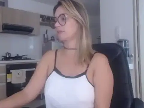 Snapshot of LovePaula chatting on 02-20-25, 12:15 LovePaula online show from 02-20-25, 12:15