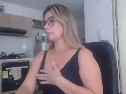 Snapshot of LovePaula chatting on 03-05-25, 10:21 LovePaula online show from 03-05-25, 10:21