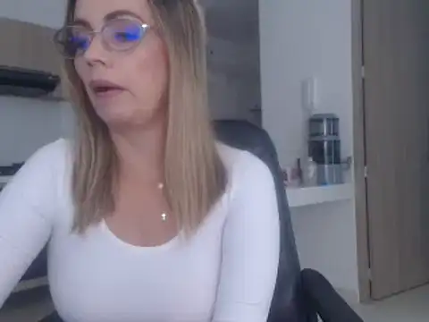 Snapshot of LovePaula chatting on 03-09-25, 02:32 LovePaula online show from 03-09-25, 02:32