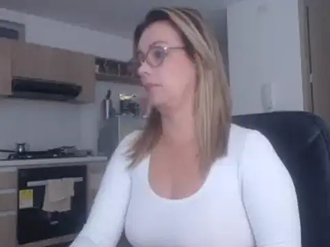 Snapshot of LovePaula chatting on 03-10-25, 11:42 LovePaula online show from 03-10-25, 11:42