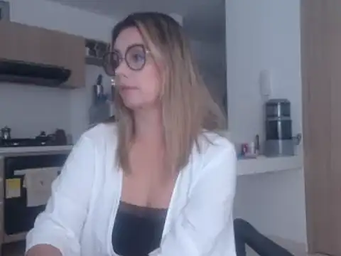 Snapshot of LovePaula chatting on 03-11-25, 09:02 LovePaula online show from 03-11-25, 09:02