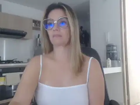 Snapshot of LovePaula chatting on 03-15-25, 03:48 LovePaula online show from 03-15-25, 03:48