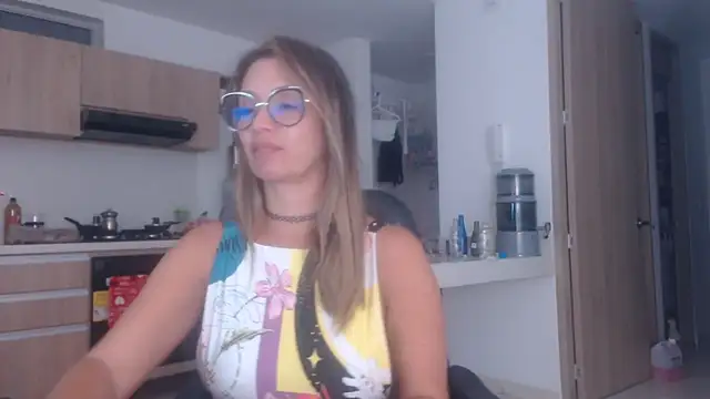 Snapshot of LovePaula chatting on 10-19-25, 01:39 LovePaula online show from 10-19-25, 01:39