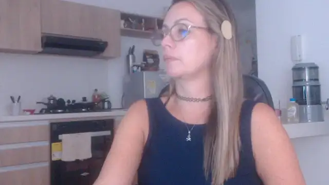 Snapshot of LovePaula chatting on 10-23-25, 11:03 LovePaula online show from 10-23-25, 11:03