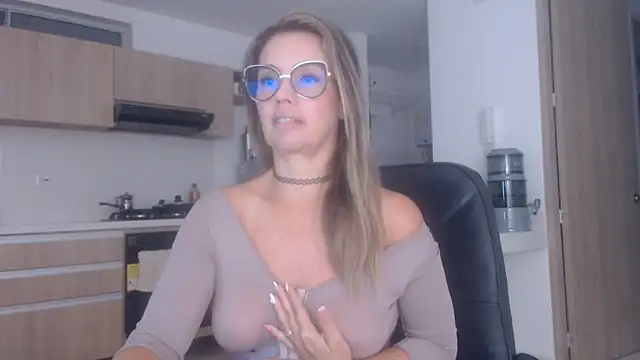 Snapshot of LovePaula chatting on 10-25-25, 11:07 LovePaula online show from 10-25-25, 11:07