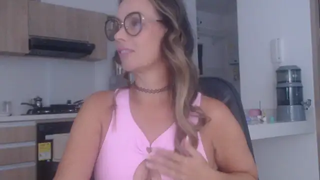 Snapshot of LovePaula chatting on 11-23-25, 12:27 LovePaula online show from 11-23-25, 12:27