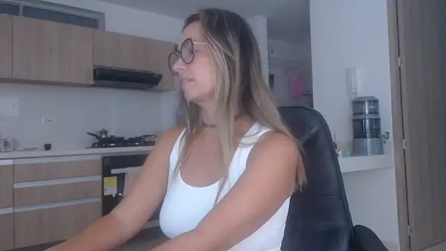 Snapshot of LovePaula chatting on 11-24-25, 12:38 LovePaula online show from 11-24-25, 12:38