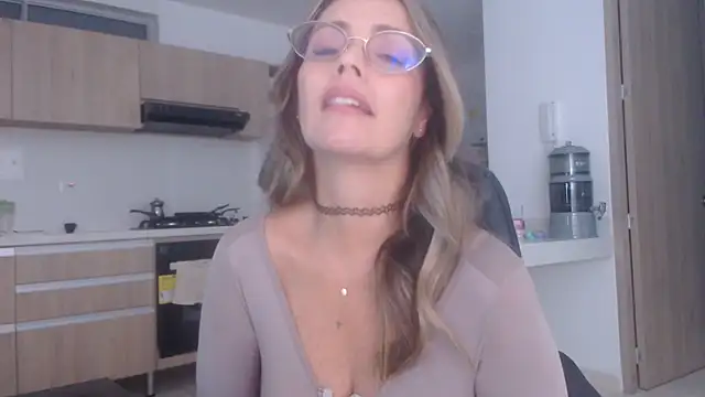 Snapshot of LovePaula chatting on 11-30-25, 12:20 LovePaula online show from 11-30-25, 12:20