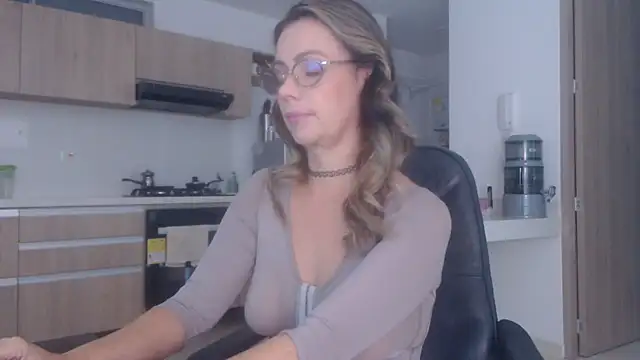 Snapshot of LovePaula chatting on 12-14-25, 11:37 LovePaula online show from 12-14-25, 11:37