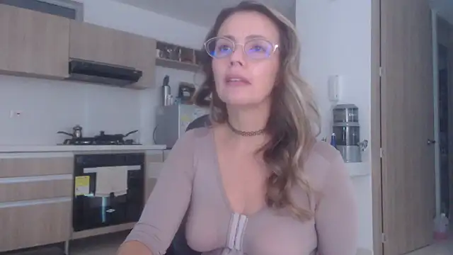 Snapshot of LovePaula chatting on 12-15-25, 11:47 LovePaula online show from 12-15-25, 11:47