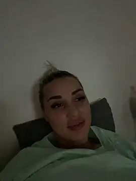 Snapshot of Giullyaxx chatting on 10-15-25, 05:02 Giullyaxx online show from 10-15-25, 05:02