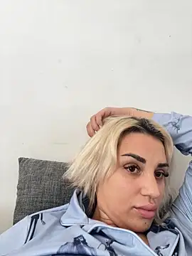 Snapshot of Giullyaxx chatting on 10-17-25, 10:29 Giullyaxx online show from 10-17-25, 10:29