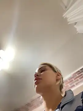 Snapshot of Giullyaxx chatting on 10-22-25, 05:24 Giullyaxx online show from 10-22-25, 05:24