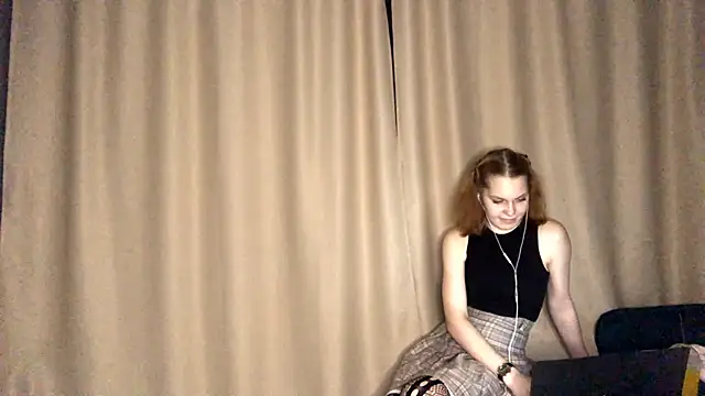 Snapshot of FoxLina chatting on 10-10-25, 07:46 FoxLina online show from 10-10-25, 07:46