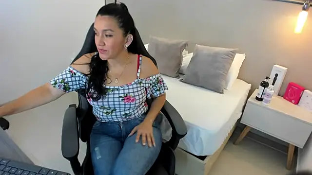 Snapshot of zoee_zi chatting on 09-26-25, 06:56 zoee zi online show from 09-26-25, 06:56