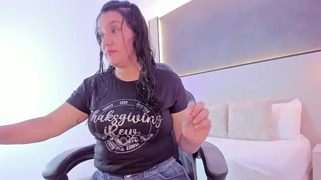 Snapshot of zoee_zi chatting on 11-06-25, 07:04 zoee zi online show from 11-06-25, 07:04