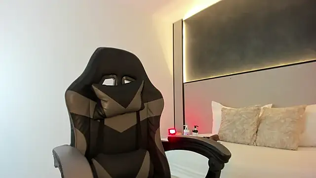 Snapshot of zoee_zi chatting on 11-19-25, 07:03 zoee zi online show from 11-19-25, 07:03