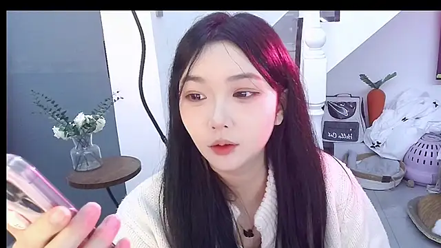 Snapshot of Miao-Maimiao chatting on 12-18-25, 12:55 Miao-Maimiao online show from 12-18-25, 12:55