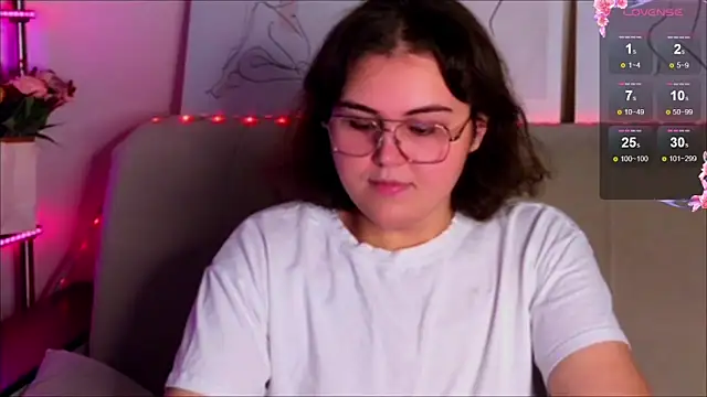 Snapshot of chatting on 10-13-25, 09:09 online show from 10-13-25, 09:09