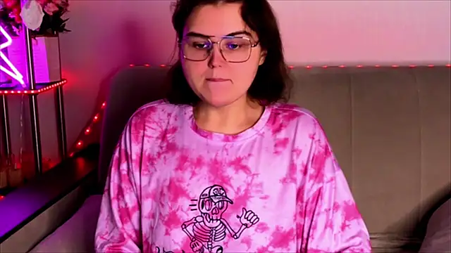 Snapshot of chatting on 11-13-25, 04:11 online show from 11-13-25, 04:11