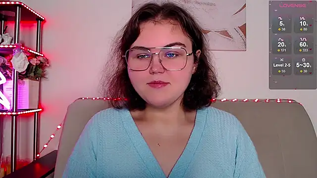 Snapshot of chatting on 11-18-25, 04:28 online show from 11-18-25, 04:28