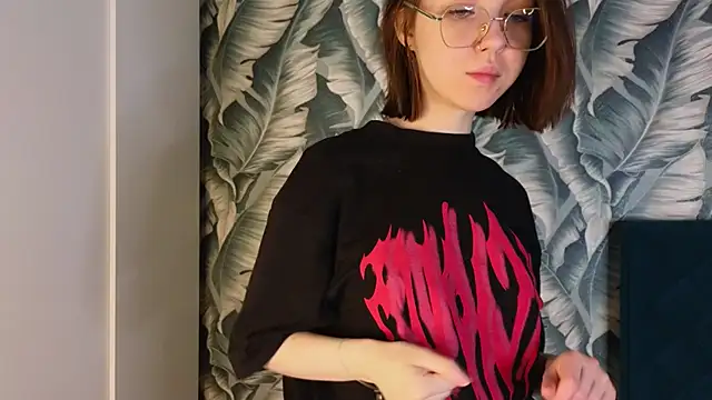 Snapshot of Veyaspace chatting on 12-17-25, 11:27 Veyaspace online show from 12-17-25, 11:27