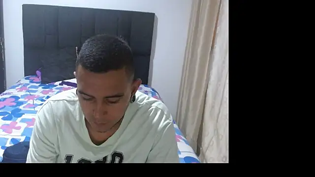 Snapshot of Carlandelli1 chatting on 10-30-25, 02:02 Carlandelli1 online show from 10-30-25, 02:02