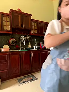 Snapshot of Helen-Tran chatting on 10-07-25, 03:14 Helen-Tran online show from 10-07-25, 03:14