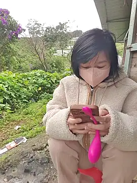 Snapshot of Helen-Tran chatting on 10-21-25, 01:28 Helen-Tran online show from 10-21-25, 01:28