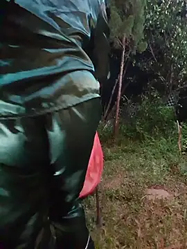 Snapshot of Helen-Tran chatting on 10-21-25, 01:34 Helen-Tran online show from 10-21-25, 01:34