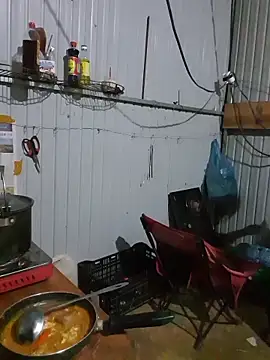 Snapshot of Helen-Tran chatting on 10-23-25, 12:04 Helen-Tran online show from 10-23-25, 12:04