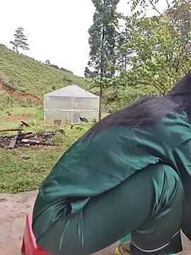 Snapshot of Helen-Tran chatting on 10-26-25, 01:33 Helen-Tran online show from 10-26-25, 01:33