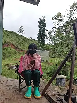 Snapshot of Helen-Tran chatting on 10-27-25, 01:42 Helen-Tran online show from 10-27-25, 01:42