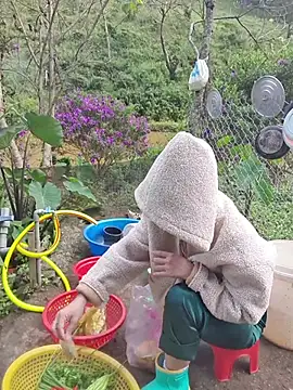 Snapshot of Helen-Tran chatting on 10-29-25, 02:58 Helen-Tran online show from 10-29-25, 02:58