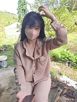 Snapshot of Helen-Tran chatting on 11-10-25, 01:37 Helen-Tran online show from 11-10-25, 01:37