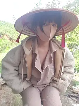 Snapshot of Helen-Tran chatting on 11-12-25, 02:45 Helen-Tran online show from 11-12-25, 02:45