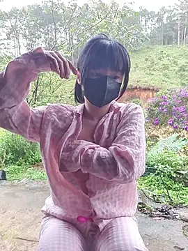 Snapshot of Helen-Tran chatting on 11-19-25, 02:22 Helen-Tran online show from 11-19-25, 02:22