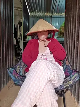 Snapshot of Helen-Tran chatting on 11-27-25, 02:24 Helen-Tran online show from 11-27-25, 02:24