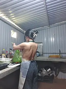 Snapshot of Helen-Tran chatting on 12-18-25, 05:35 Helen-Tran online show from 12-18-25, 05:35