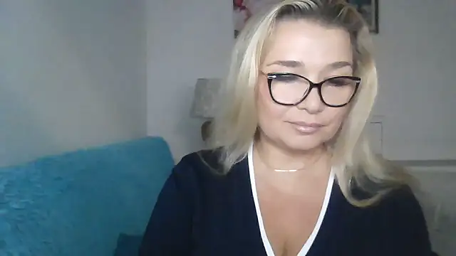 Snapshot of Myrienna chatting on 09-30-25, 07:41 Myrienna online show from 09-30-25, 07:41