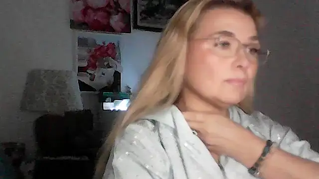 Snapshot of Myrienna chatting on 11-28-25, 03:14 Myrienna online show from 11-28-25, 03:14