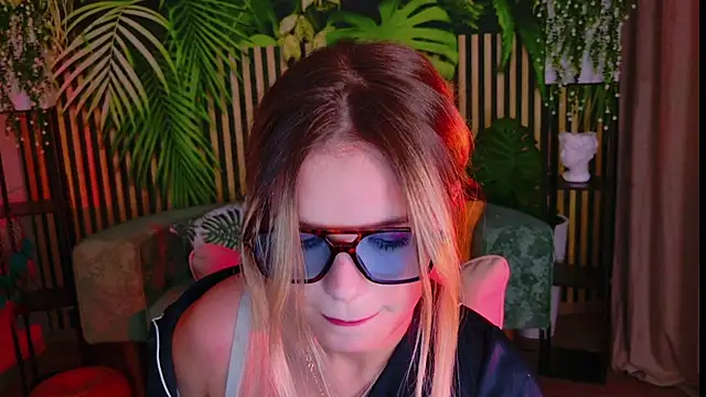 Snapshot of KellyHayden chatting on 10-14-25, 11:11 KellyHayden online show from 10-14-25, 11:11