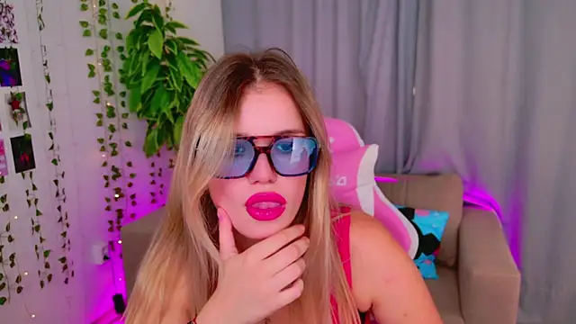 Snapshot of KellyHayden chatting on 10-18-25, 11:33 KellyHayden online show from 10-18-25, 11:33